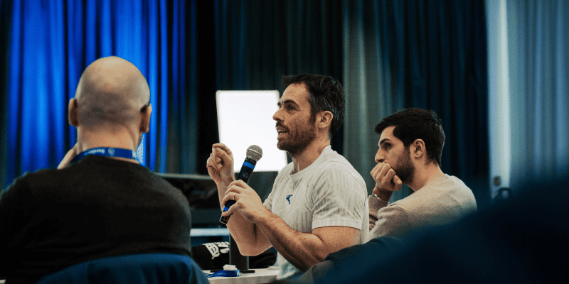 Confronto dal vivo sui business